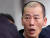 진주 아파트 방화·살인 혐의로 구속된 안인득(42)이 병원을 가기 위해 19일 오후 경남 진주경찰서에서 이동하고 있다. [연합뉴스]