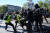 경찰과 시위대가 몸싸움을 하고 있다.  [AFP=연합뉴스]