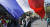지난 20일(현지시간) 프랑스 파리에서 발생한 &#39;노란 조끼&#39; 시위에서 한 남성이 국기를 흔들고 있다.[AP=연합뉴스]
