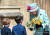 93번째 생일인 21일(현지시간) 화동들로부터 꽃다발 받은 영국의 엘리자베스 2세 여왕. [AFP=연합뉴스]