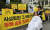 22일 오전 서울 서초구 서울지방변호사회 앞에서 맞불 집회가 열린 가운데 전남대 로스쿨 7기 양필모 씨가 삭발을 하고 있다. [뉴시스]