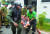 스리랑카 특수부대원이 폭발사고 현장에서 수색 중 부상한 동료를 옮기고 있다. [AFP=연합뉴스]