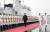 23일 칭다오 해상사열식에 참석한 시진핑 중국 국가 주석이 해군 의장대를 사열하고 있다. [신화=연합]