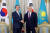 카자흐스탄을 국빈 방문 중인 문재인 대통령이 22일 오후(현지시간) 카자흐스탄 나자르바예프 센터에서 누르술탄 나자르바예프 초대 대통령과 면담을 하기 앞서 기념촬영을 하고 있다. [청와대사진기자단]