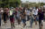 이민자들이 22일(현지시간) 멕시코 치아파스 주 피히히아판 외곽에서 이민청의 체포 작전이 끝난 뒤 대열을 이뤄 항의 시위를 벌이고 있다. [AP=연합뉴스] 