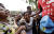 유족들이 23일(현지시간) 스리랑카 콜롬보 폭탄 테러 희생자 장례식에서 오열하고 있다.[로이터=연합뉴스] 
