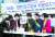 대전시 동구 주민들이 대전역 서광장에서 선상야구장 유치 서명운동을 하고 있다. [뉴시스]