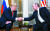 도널드 트럼프 미국 대통령과 블라디미르 푸틴 러시아 대통령이 지난해 7월 핀란드 헬싱키에서 정상회담을 하고 있다. [연합=AFP]