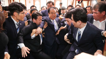 [포토사오정]자유한국당 항의방문에 국회의장실 아수라장