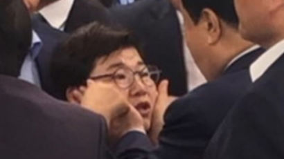 한국당 "문희상, 여성의원에 신체접촉···고발조치할 것"