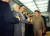 2001년 러시아를 방문한 김정일 국방위원장이 전용열차 안에서 러시아 관리들을 만나고 있다. [AP=연합뉴스]