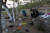 한 이민자가 22일(현지사간) 멕시코 치아파스 주 피히히아판 외곽에서 동료들이 떠난 뒤 양말을 신고 있다. [AP=연합뉴스]