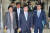 유승민 바른미래당 의원(가운데)이 23일 오후 서울 여의도 국회에서 열린 의원총회를 마친 뒤 회의장을 빠져나가고 있다. [김경록 기자]