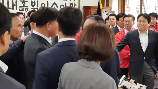 '오신환 구하기' 나선 한국당···의장실 충돌, 문희상 병원행