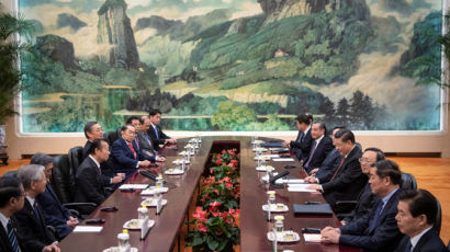 한국 특사 하석 앉힌 시진핑, 일본 특사와는 마주 앉았다