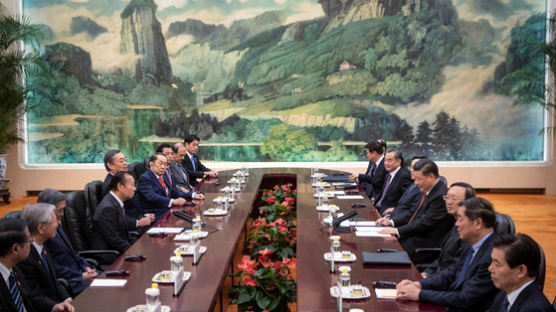 한국 특사 하석 앉힌 시진핑, 일본 특사와는 마주 앉았다