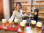  평양 시내의 &#39;만수교&#39; 술집에서 판매원이 컵에 맥주를 따르고 있다.[타스=연합뉴스]