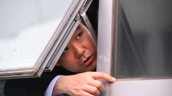 한국당에 ‘감금’ 채이배 “창문 뜯어서라도 나가야 한다”
