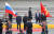 김정은 국무위원장이 24일 오후(현지시간) 블라디미르 푸틴 러시아 대통령과 정상회담을 하기 위해 블라디보스토크역에 도착한 뒤 환영행사에 참석해 러시아 의장대를 지켜보고 있다. [연합뉴스]