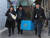 경찰이 무분별한 동물 안락사 논란과 관련 1월 31일 오후 서울 종로구 동물권단체 케어 사무실을 압수 수색을 한 뒤 압수품을 옮기고 있다.[연합뉴스]