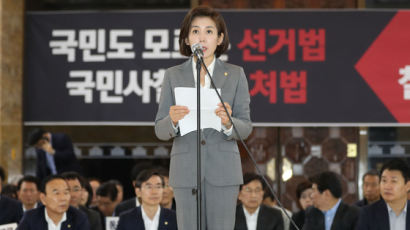 국회 다섯군데로 흩어져 '국지전' 돌입한 한국당…황교안 대표는 장인상