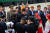 김정은 국무위원장이 연해주 하산역에서 하차해 전통의상을 입은 러시아 여성들로부터 환영의 의미인 빵을 대접받고 있다. [사진 연해주 주정부 홈페이지]