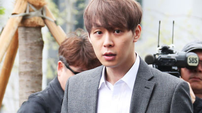 머리색 바꾸고 영장실질심사 받으러 온 박유천, 기자들 질문엔 "…"