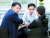 의원실을 빠져나온 채 의원과 김관영 원내대표(왼쪽)가 국회운영위원장실에서 의견을 나누고 있다. [김경록 기자]