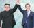 문재인 대통령(오른쪽)과 김정은 북한 국무위원장이 작년 4월 27일 판문점 평화의 집에서 열린 ‘한반도의 평화와 번영, 통일을 위한 판문점 선언’ 서명식에서 선언문에 서명한 후 손을 맞잡고 들어보이 고 있다. [뉴시스]