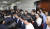 민주당 신경민, 안민석, 김경협 의원이 26일 오전 국회 본청 의안과에 모습을 드러내자 자유한국당 의원과 관계자들이 집결하고 있다. 임현동 기자