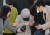 생후 14개월 된 영아를 학대한 혐의를 받는 아이돌보미 김모씨가 지난 8일 오전 서울 양천구 서울남부지방법원에서 열린 영장실질심사에 출석하고 있다. [연합뉴스]