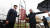 문재인 대통령이 영화배우 류준열 씨와 26일 오후 강원도 고성군 DMZ 평화의 길에 솟대를 설치해 팻말을 부착하고 있다. [연합뉴스]