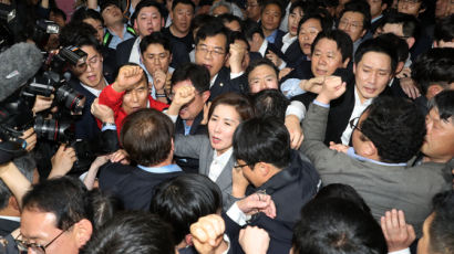 "대치 중 폭행으로 큰 부상"…한국당, 홍영표 등 17명 고발