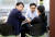 25일 의원실을 빠져나온 채이배 바른미래당 의원(가운데)과 김관영 원내대표(왼쪽)가 국회운영위원장실에서 의견을 나누고 있다. 오른쪽은 권은희 의원. 김경록 기자 