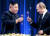 지난 25일 김정은 북한 국무위원장과 블라디미르 푸틴 러시아 대통령이 만찬장에서 건배를 하고 있다. [타스=연합뉴스]