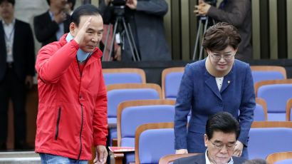 [포토사오정]목 보호대 착용하고 회의 참석한 자유한국당 의원들