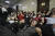 나경원 자유한국당 원내대표(앞줄 오른쪽)와 의원들이 지난 26일 오후 국회 사개특위 회의실 앞에 누워 이상임 위원장과 민주당 의원들의 회의실 진입을 막고 있다. 임현동 기자