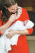 지난해 4월 23일 케이트 미들턴 왕세손비가 삼남 루이스 왕자를 출산한 직후 병원을 떠나며 사진 촬영을 하고 있다. [AP=연합뉴스]