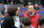 나경원 자유한국당 원내대표가(왼쪽) 29일 의총에서 박덕흠 의원(오른쪽)의 목 상태에 대해 물어보고 있다. 김경록 기자