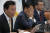 김관영 원내대표가 기자회견 도중 얼굴을 감싼 채 손학규 대표의 발언을 듣고 있다. 오종택 기자
