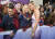 &#39;어벤져스: 엔드게임&#39;에서 캡틴 마블을 연기하는 할리우드 여배우 브리 라슨이 지난 22일(현지시간) LA 컨벤션센터에서 열린 프리미어 행사장에서 극중 히어로 복장을 한 팬들과 기념사진을 찍고 있다. [AP=연합뉴스] 