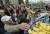 폴란드 시민들이 29일(현지시간) 바르샤바 국립미술관 앞에서 바나나를 들고 예술 작품 &#39;검열&#39;에 항의하는 시위를 벌이고 있다. [AP=연합뉴스]