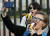 한 시위 참가자가 29일(현지시간) 바르샤바 국립미술관 앞에서 바나나 먹는 모습을 촬영하며 예술 작품 &#39;검열&#39;에 항의하는 시위를 벌이고 있다. [AP=연합뉴스]
