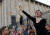 폴란드 시민들이 29일(현지시간) 바르샤바 국립미술관 앞에서 바나나를 들고 예술 작품 &#39;검열&#39;에 항의하는 시위를 벌이고 있다. [AFP=연합뉴스]