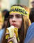 한 시위 참가자가 29일(현지시간) 바르샤바 국립미술관 앞에서 바나나를 먹으며 예술 작품 &#39;검열&#39;에 항의하는 시위를 벌이고 있다. [AFP=연합뉴스]