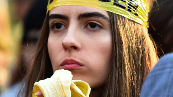 [서소문사진관]바나나 먹는 모습이 외설적(?), 검열에 뿔난 폴란드 시민
