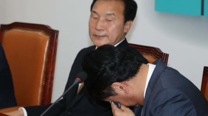 [포토사오정]손학규 대표 고생많았다는 칭찬에 김관영 원대대표 눈물 훔쳤다.