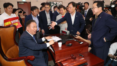 선진화법 발목 잡힌 한국당, 회의장선 드러눕지 못했다