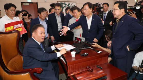 선진화법 발목 잡힌 한국당, 회의장선 드러눕지 못했다