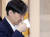 조국 청와대 민정수석이 청와대 여민관에서 열린 수석·보좌관 회의에 앞서 차를 마시며 목을 축이고 있다.연합뉴스